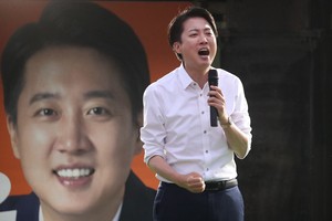 Lee Jun-seok proves potential, but blamed for merger refusal