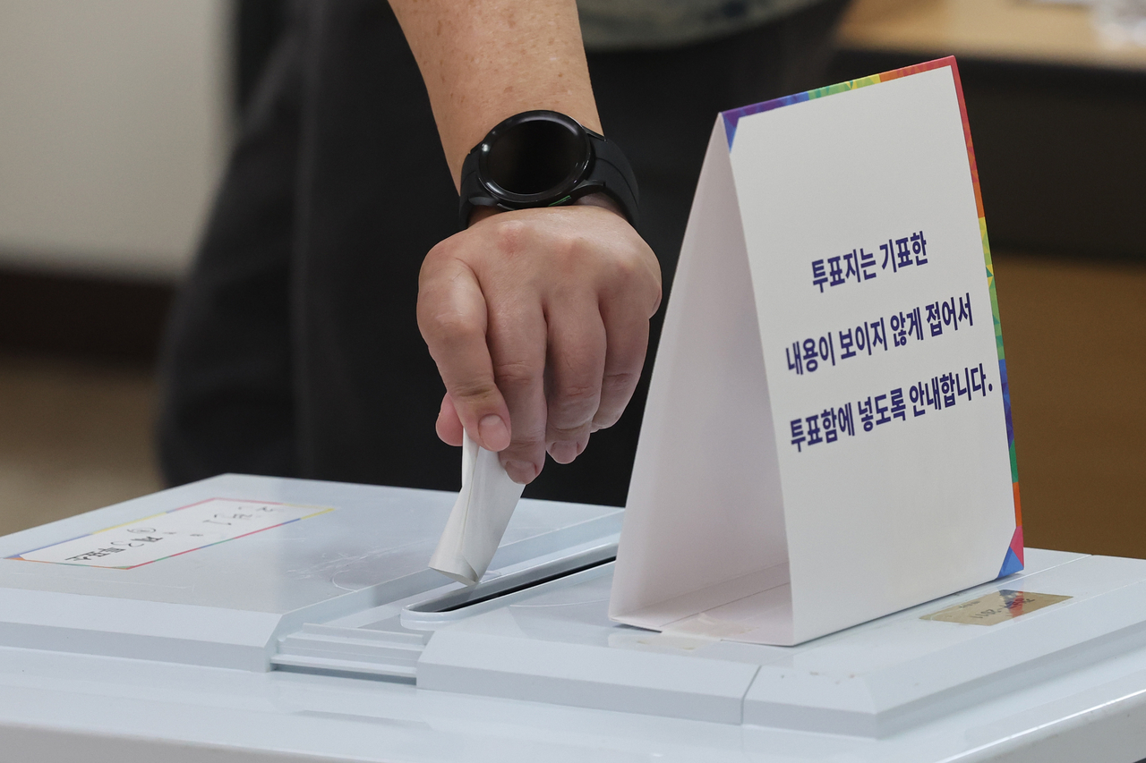 제21대 토토사이트 로그인 뚫기령선거 투표일인 3일 서울 강남구 국민연금공단 서울남부지역본부에 마련된 논현1동제3투표소에서 유권자가 투표하고 있다. [연합]