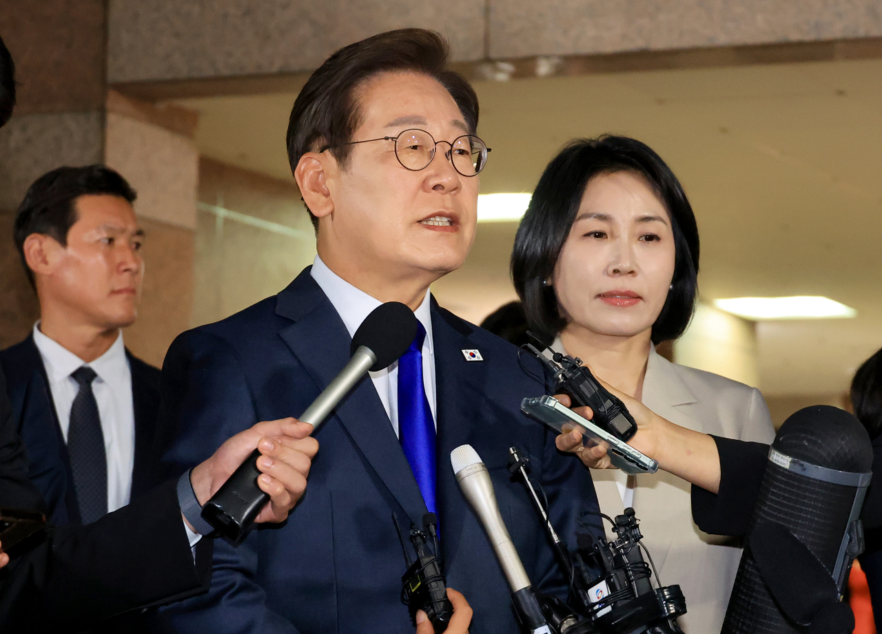 제21대 대통령 선거에서 당선이 확실시되는 이재명 더불어민주당 토토사이트 자유게시판가 3일 밤 인천 계양구 자택을 나서며 입장을 밝히고 있다. [연합]