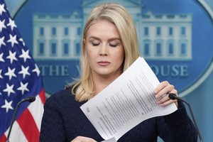 백악관 대변인, 韓대선 묻자 서류 뒤적이며 “여기 있었는데…구해다 줄게”