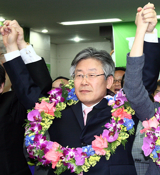Lee Jae-myung reacts following his victory in the Seongnam mayoral election held on June 3, 2010. (Yonhap)
