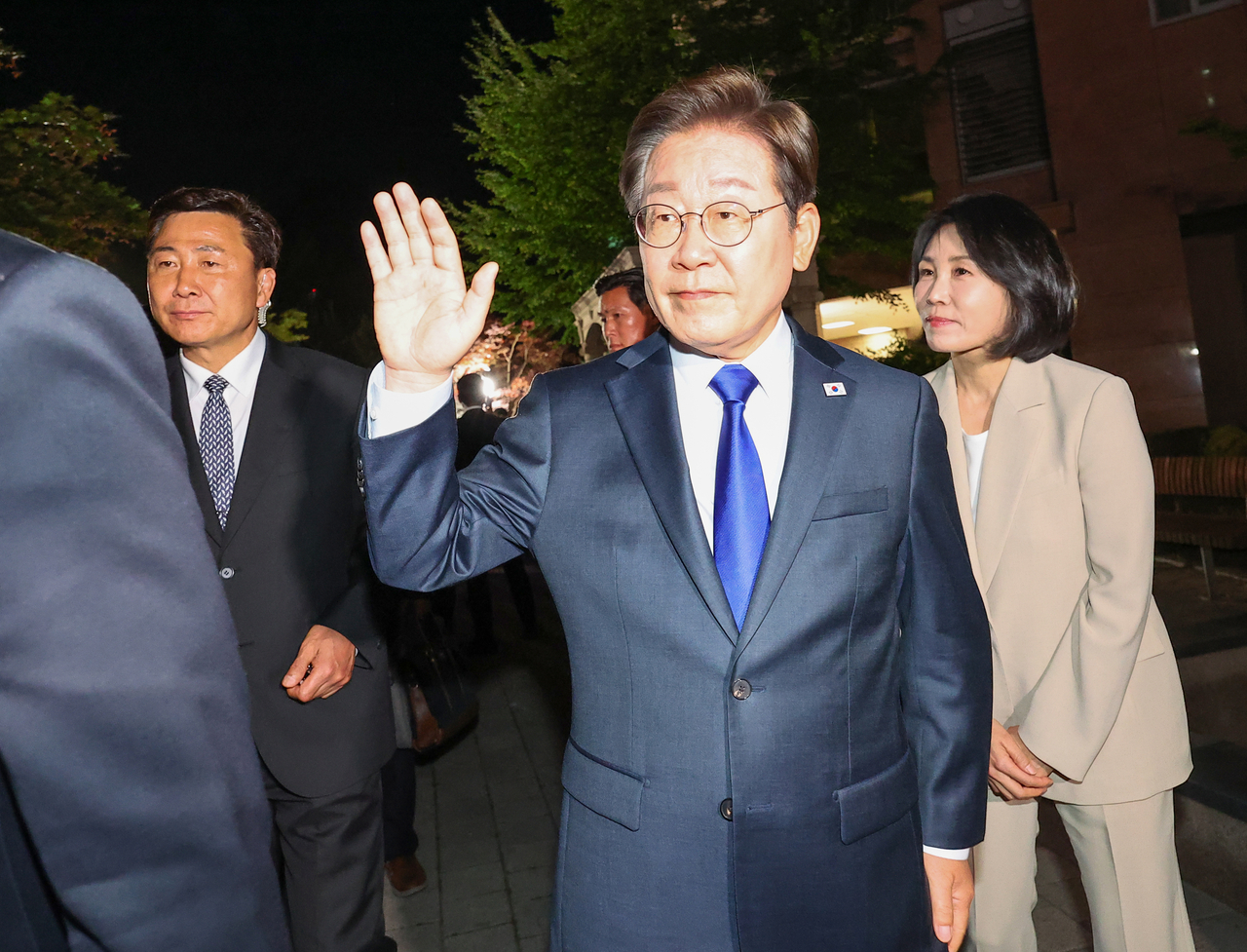 제21대 대통령 선거에서 당선이 확실시되는 더불어민주당 아바 토토사이트 후보가 3일 밤 인천 계양구 자택을 나선 뒤 주민과 지지자들을 향해 인사하며 이동하고 있다. [연합]