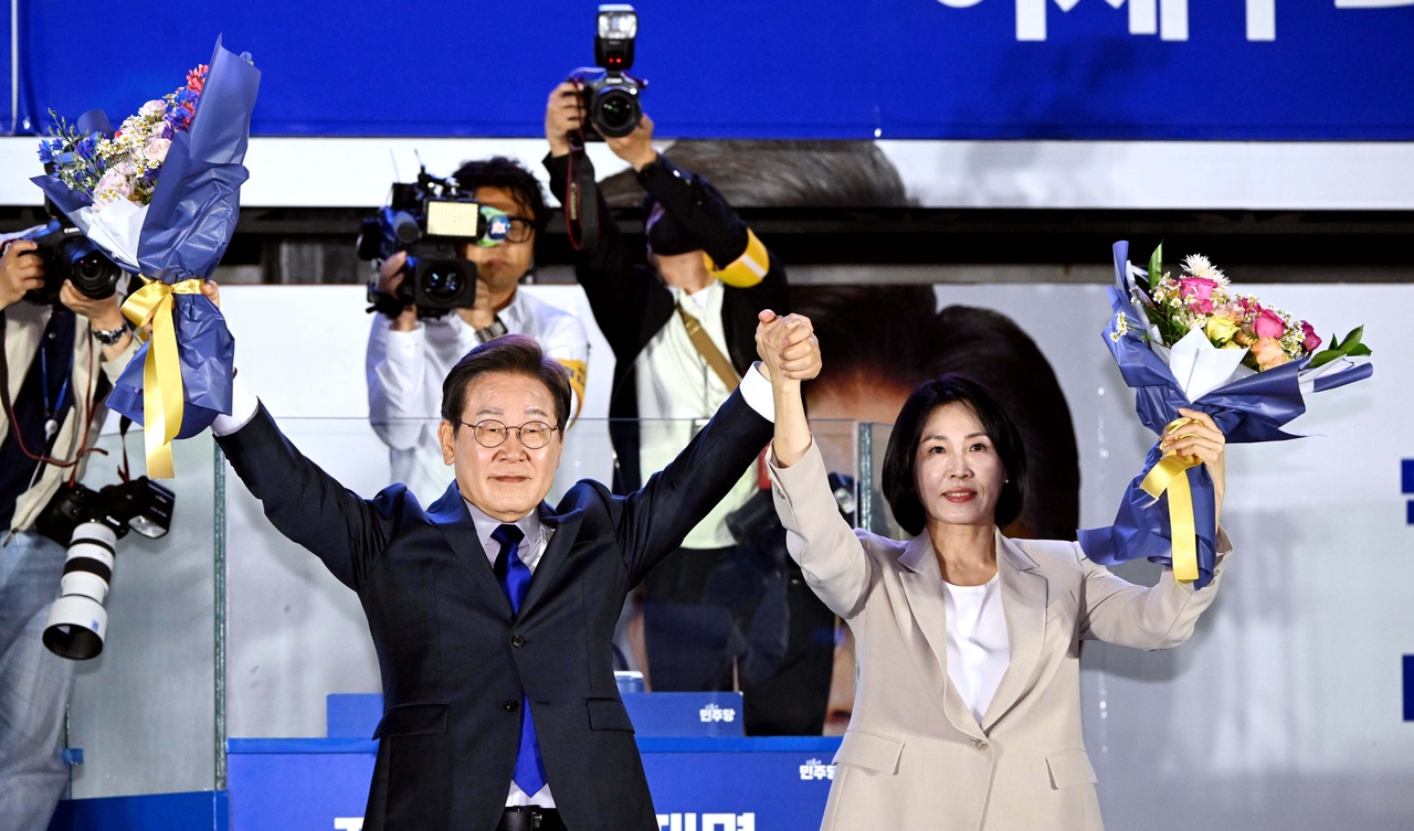 제21대 대통령 당선이 확실시되는 더불어민주당 불야성 토토사이트 대선 후보와 부인 김혜경 여사가 4일 서울 여의도 국회 인근에서 당 주최로 열린 국민개표방송 행사에 참석해 꽃다발을 받고서 시민들을 향해 두 팔을 들어 인사하고 있다. 2025.6.4 [연합]