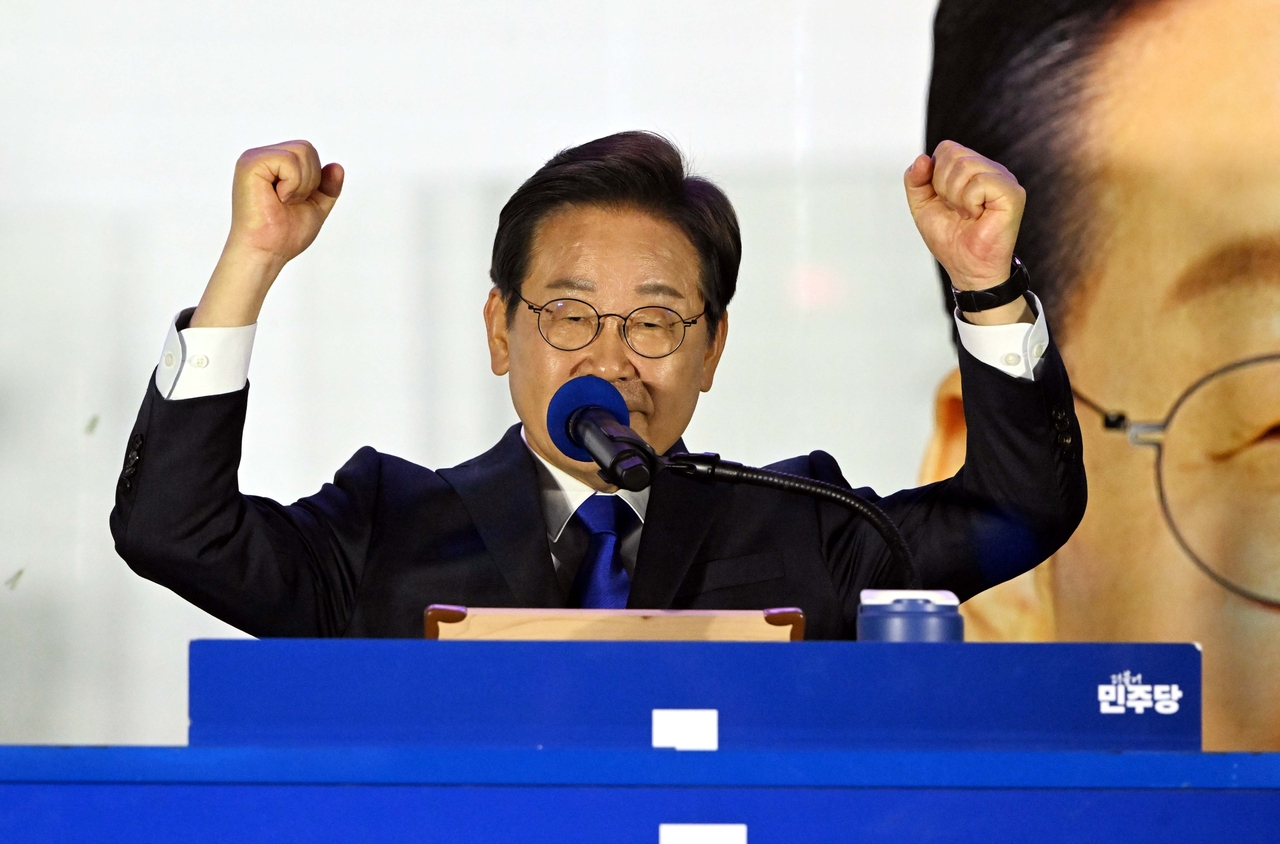 제21대 대통령 당선이 확실시되는 더불어민주당 이재명 대선 후보가 4일 서울 여의도 국회 인근에서 당 주최로 열린 국민개표방송 행사에 참석해 연설하고 있다. 2025.6.4 [공동취재] <연합뉴스>