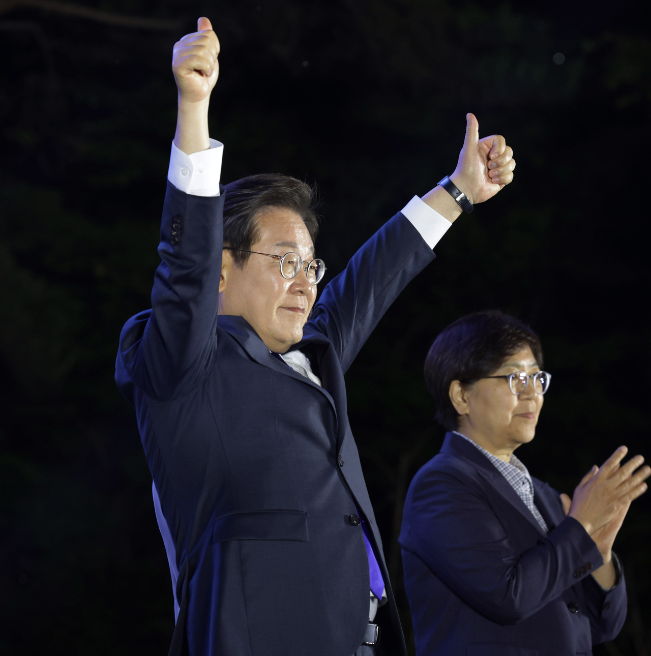 Lee Jae-myung raises both arms to greet supporters near the National Assembly in Yeouido, Seoul, Wednesday. (Joint Press Corps)