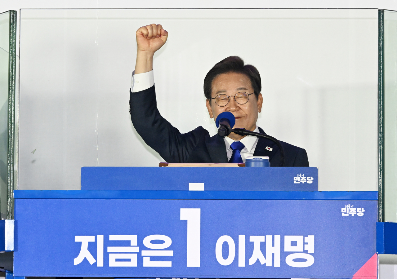 이재명 대통령이 4일 제21대 대통령 당선이 확실시된 후 서울 여의도 국회 인근에서 당 주최로 열린 스포츠토토 베팅샵개표방송 행사에 참석해 연설하고 있다. [공동취재, 연합]