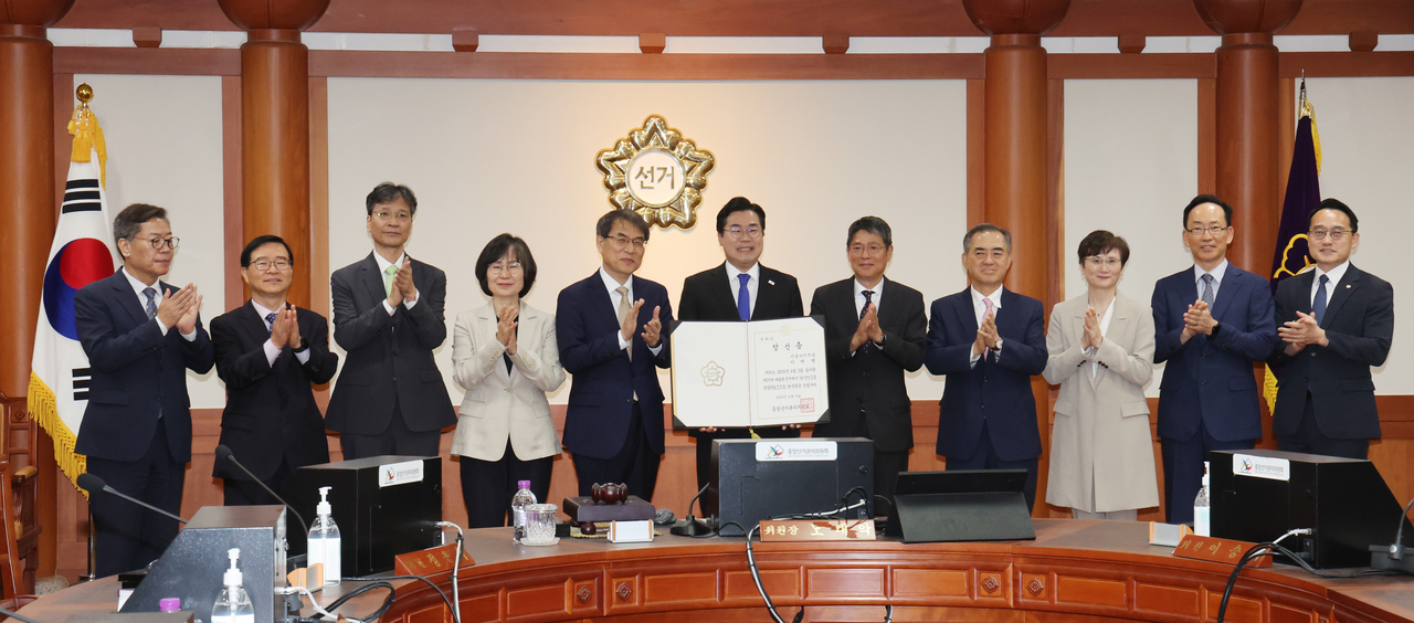 노태악 중앙선거관리위원장이 4일 경기도 과천시 중앙선관위에서 박찬대 더불어민주당 원내대표에게 이재명 대통령 당선인의 당선증을 전달한 뒤 기념촬영하고 레프레 토토사이트. [연합]