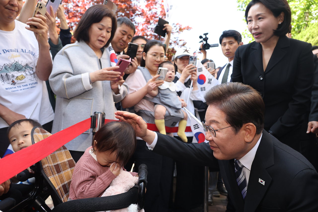 이재명 토토사이트 신고보상과 김혜경 여사가 4일 인천 계양구 사저를 출발하며 한 어린이와 인사하고 있다. [연합]