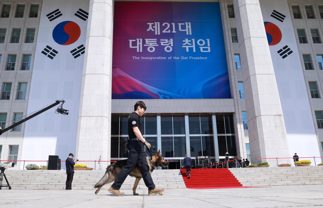 4일 이재명 대통령의 취임 행사가 열릴 국회 본청 주위에서 토토사이트 계정탈퇴특공대원이 경계 근무를 하고 있다. [연합]