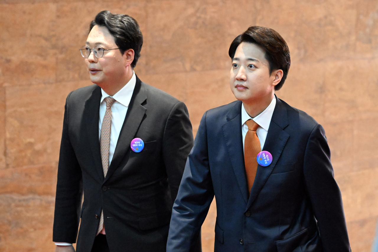 Rep. Lee Jun-seok (right) of the minor conservative New Reform Party, along with the party’s floor leader Cheon Ha-ram, attends President Lee Jae-myung’s inauguration ceremony at the National Assembly in Yeouido, Seoul, Wednesday. (National Assembly Pool Photo via Yonhap)