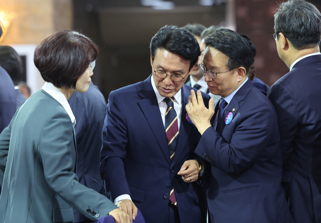 Rep. Kim Min-seok (center), head of the Democratic Party of Korea's supreme council and President Lee Jae-myung's nominee for prime minister, is seen conversing with fellow lawmakers of the party at Lee's inauguration ceremony Wednesday at the National Assembly in Seoul. (Yonhap)