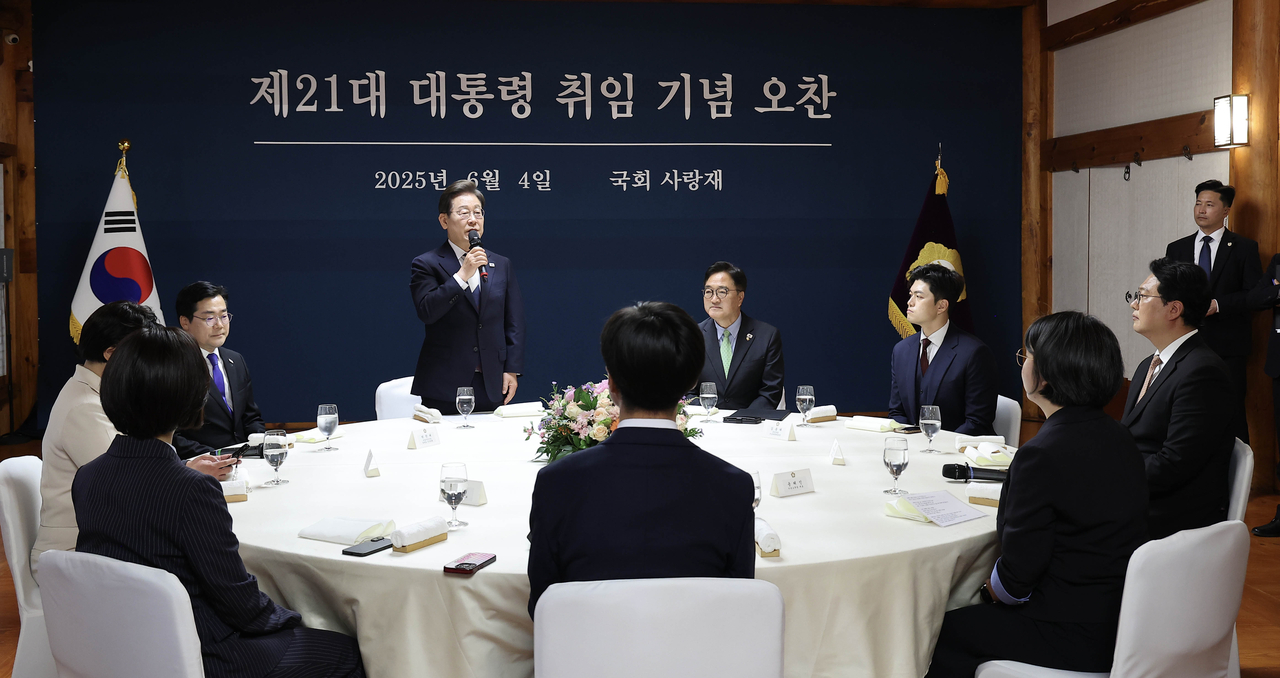 이재명 대통령이 4일 서울 여의도 국회 사랑재에서 열린 제21대 대통령 취임 기념 오찬에서 인사말을 하고 있다. [연합]