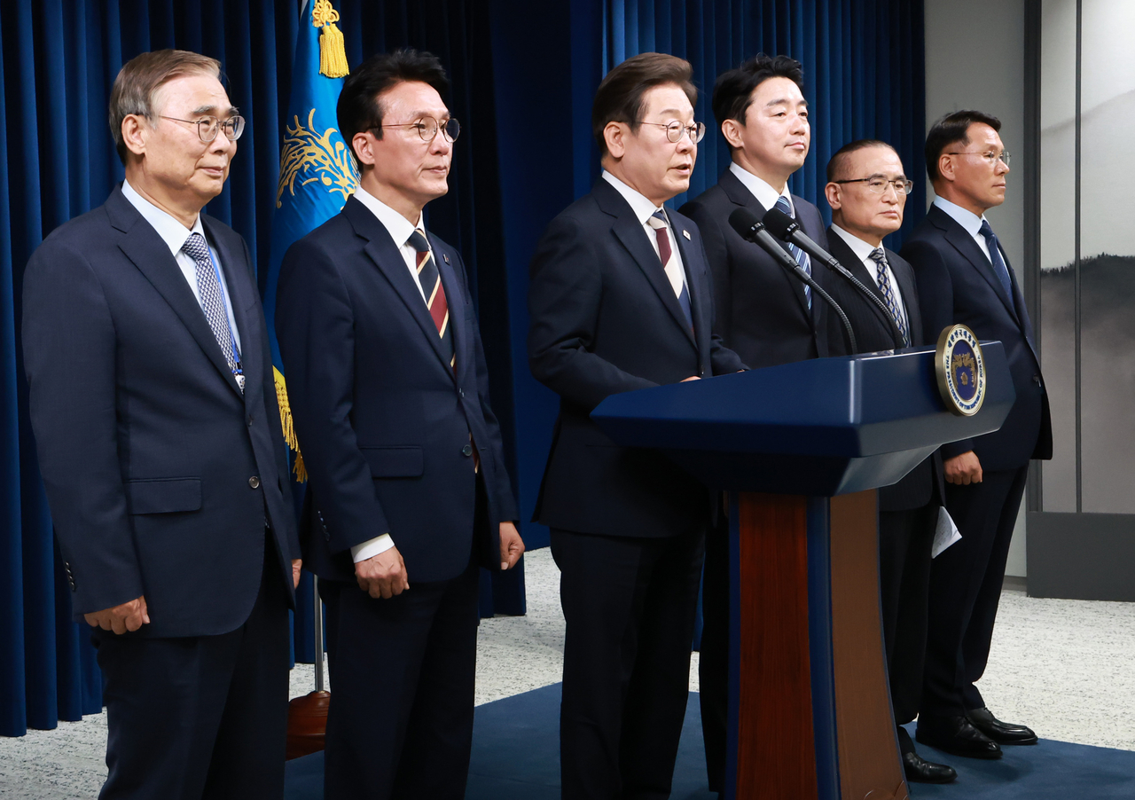 이재명 대통령이 4일 서울 용산 스포츠토토 베팅샵 청사에서 열린 인사브리핑에서 새 정부 첫 인사 발표를 하고 있다.  이종석(왼쪽부터) 국정원장 후보자, 김민석 국무총리 후보자, 이 대통령, 강훈식 비서실장, 위성락 안보실장, 황인권 경호처장. [연합]