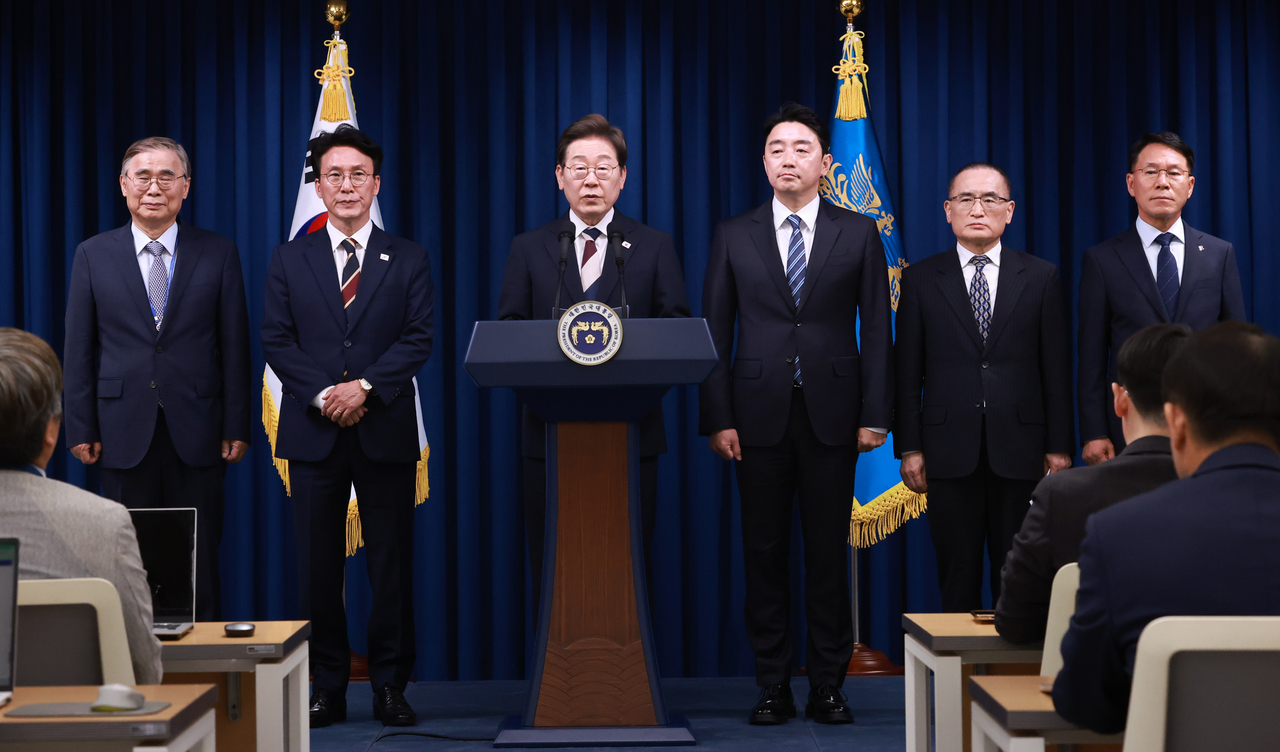 From left: National Intelligence Service chief nominee Lee Jong-seok, Prime Minister nominee Rep. Kim Min-seok, President Lee Jae-myung, Presidential Chief of Staff Kang Hoon-sik, National Security Adviser Wi Sung-lac and Presidential Security Service head Hwang In-kwon attend a press briefing on Wednesday. (Yonhap)