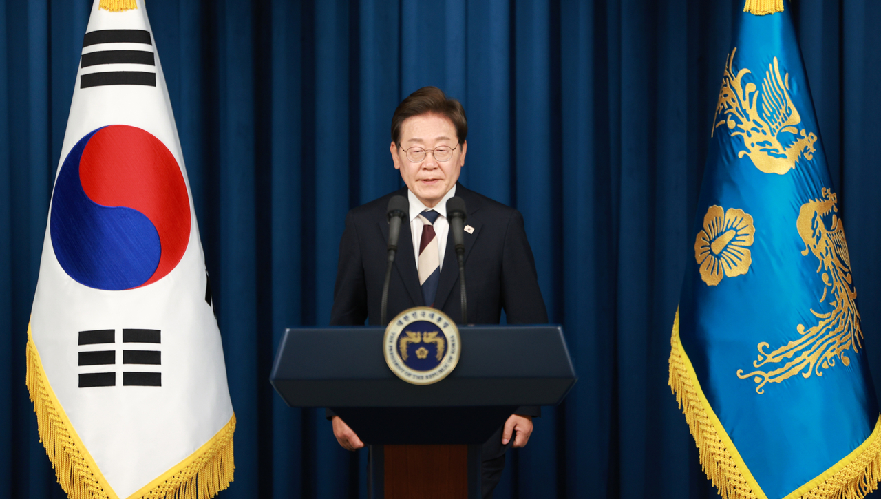 이재명 대통령이 4일 서울 용산 sa 토토사이트 청사에서 열린 인사브리핑에서 새 정부 첫 인사 발표를 하고 있다 <연합>