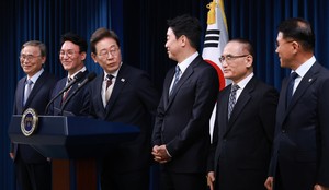 이 대통령, 대통령실 첫 소회 “무덤같다”…“저녁에라도 경제회생정책 점검”