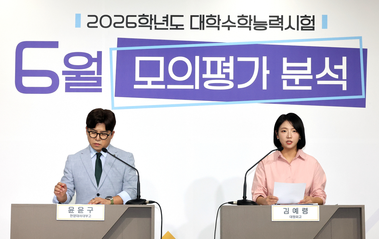 EBS 현장교사단 갤럭시 토토사이트 대표 강사인 김예령 대원외고 교사(오른쪽)가 4일 정부세종청사 교육부 브리핑룸에서 2026학년도 대학수학능력시험 6월 모의평가 갤럭시 토토사이트영역 출제 경향을 설명하고 있다. 왼쪽은 윤윤구 한양대사대부고 교사. [연합]