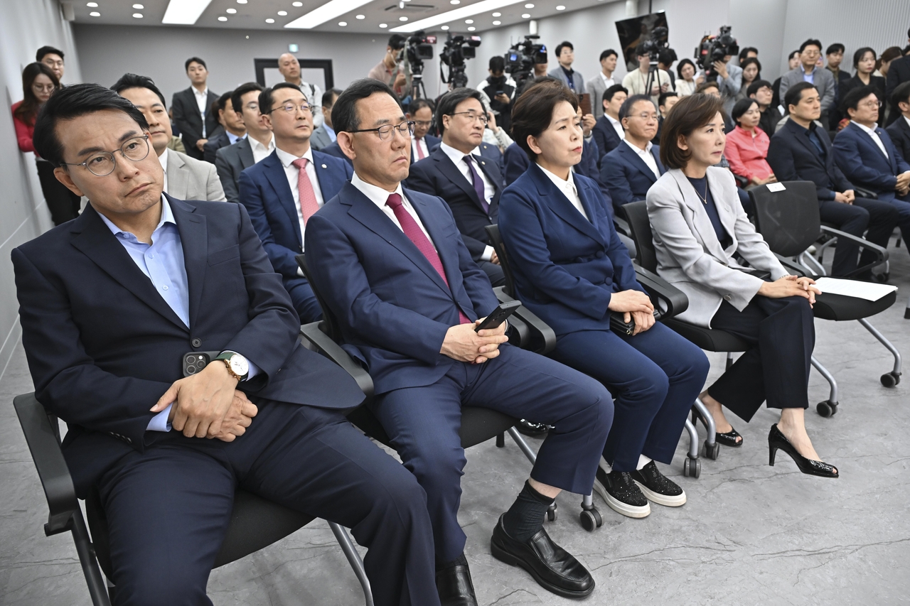 4일 서울 영등포구 중앙당사에서 열린 제21대 대통령선거 토토사이트 콬 중앙선거대책위원회 해단식에 토토사이트 콬 의원들이참석해 있다. [공동취재]