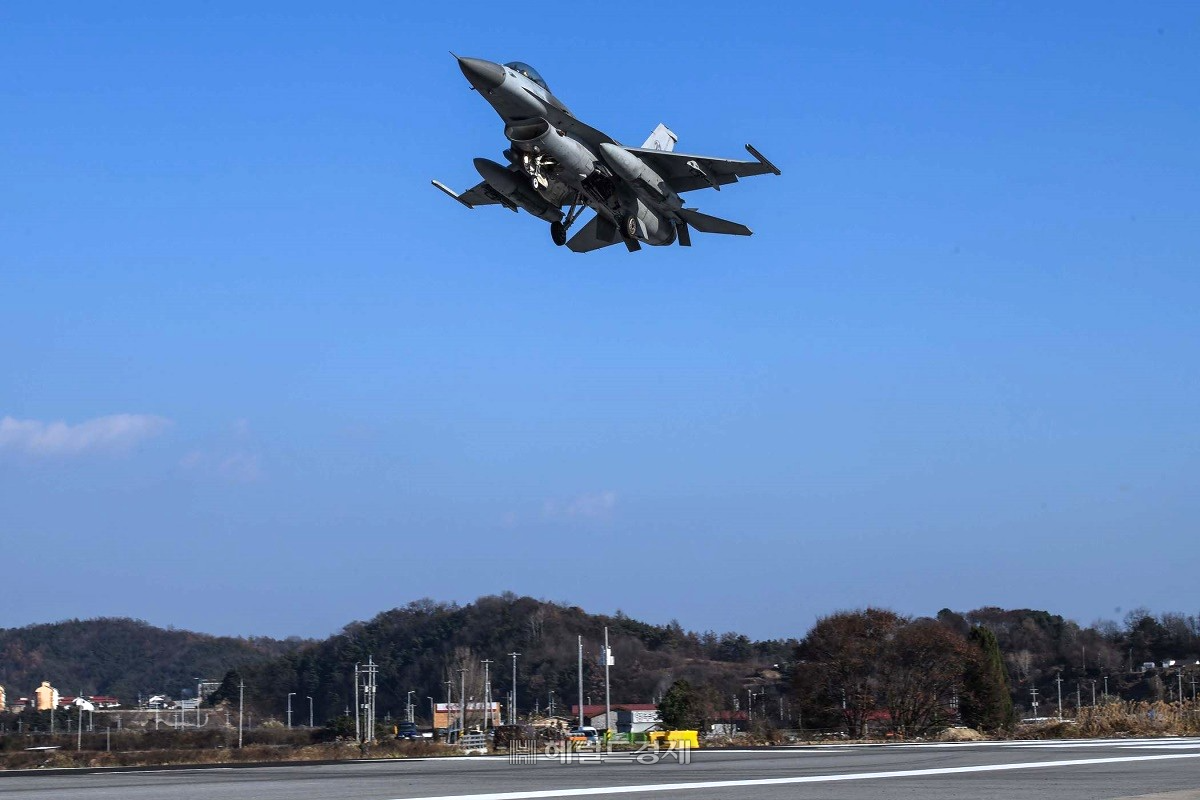 한국 공군의 KF-16 전투기가 한미 연합 비상활주로 접근훈련을 위해 경북 영주 비상활주로에 낮은 고도로 접근하고 있다. 사진은 특정  기사 내용과 관계없음 (공작사 제공)