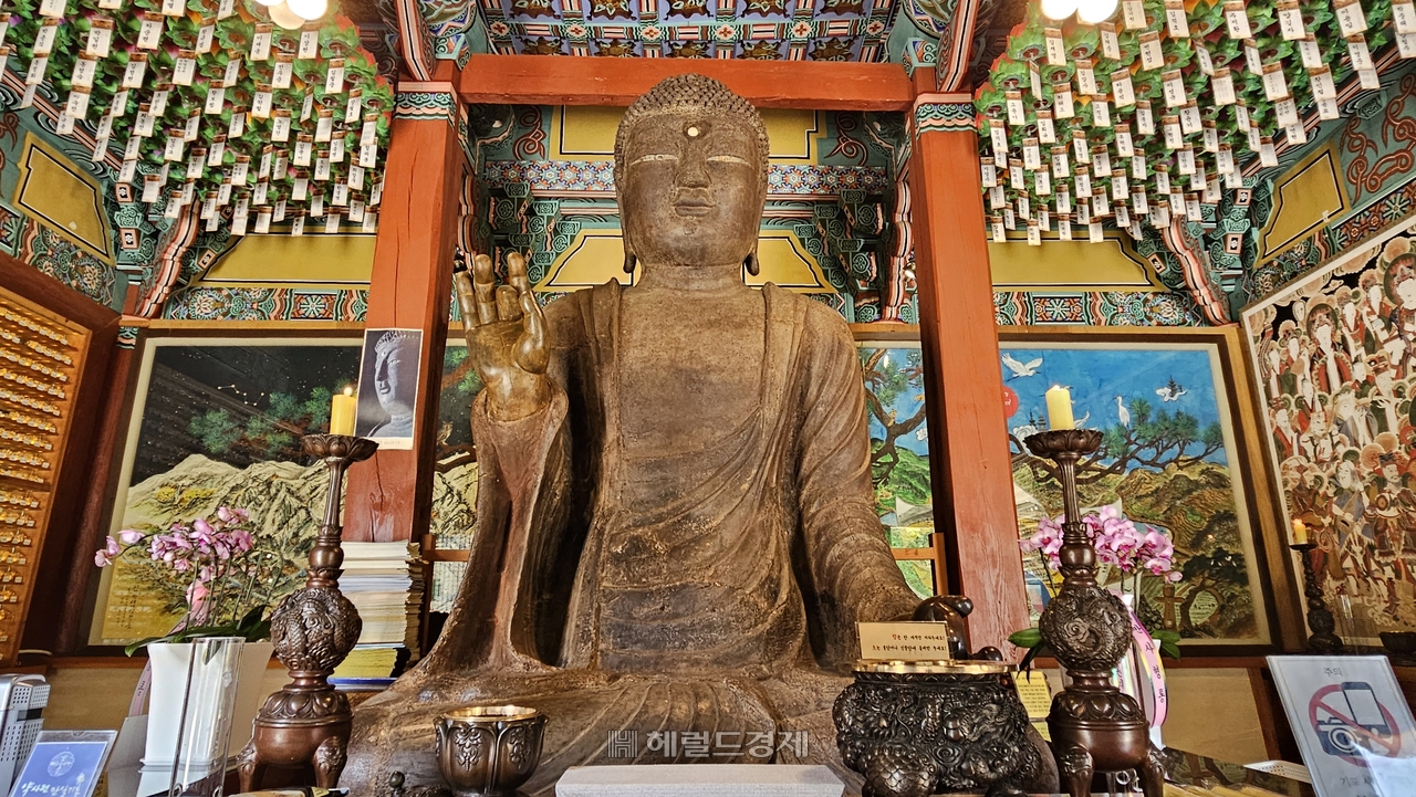 약사전 철조여래좌상
