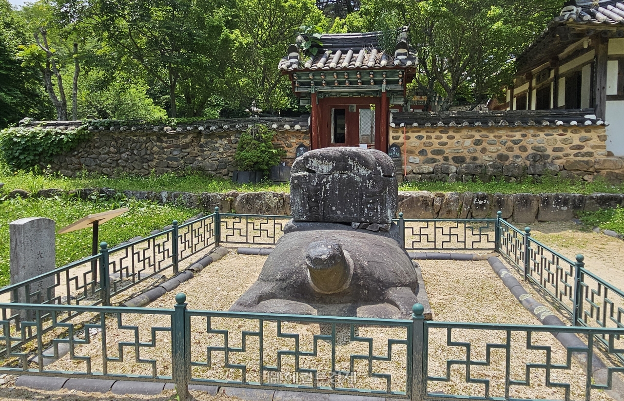 모먼트 토토사이트 증각대사(홍척)탑비. 탑신은 없어지고 머릿돌과 거북이 머리의 받침돌만 남아 있다.