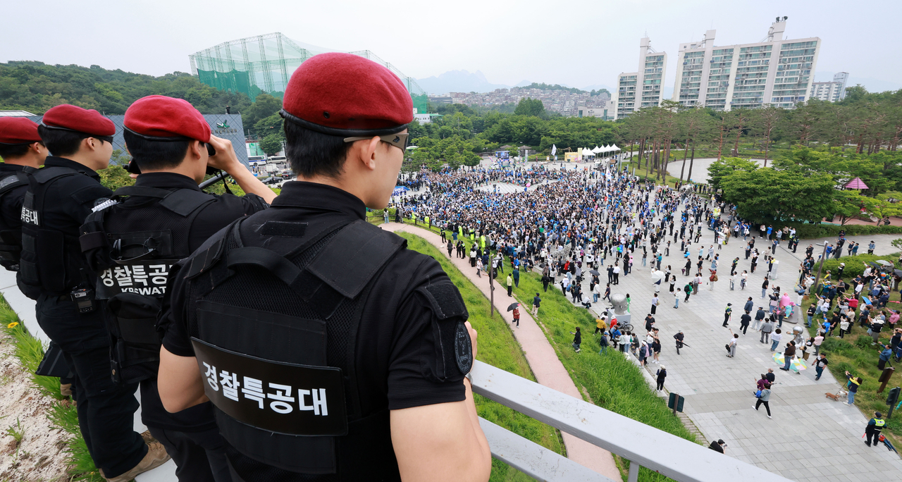지난 2일 오전 서울 강북구 북서울꿈의숲 서문광장에서 열린 이재명 대통령(당시 더불어민주당 대선 후보) 유세에서 멤버십토토특공대원들이 현장을 감시하고 있다.  임세준 기자