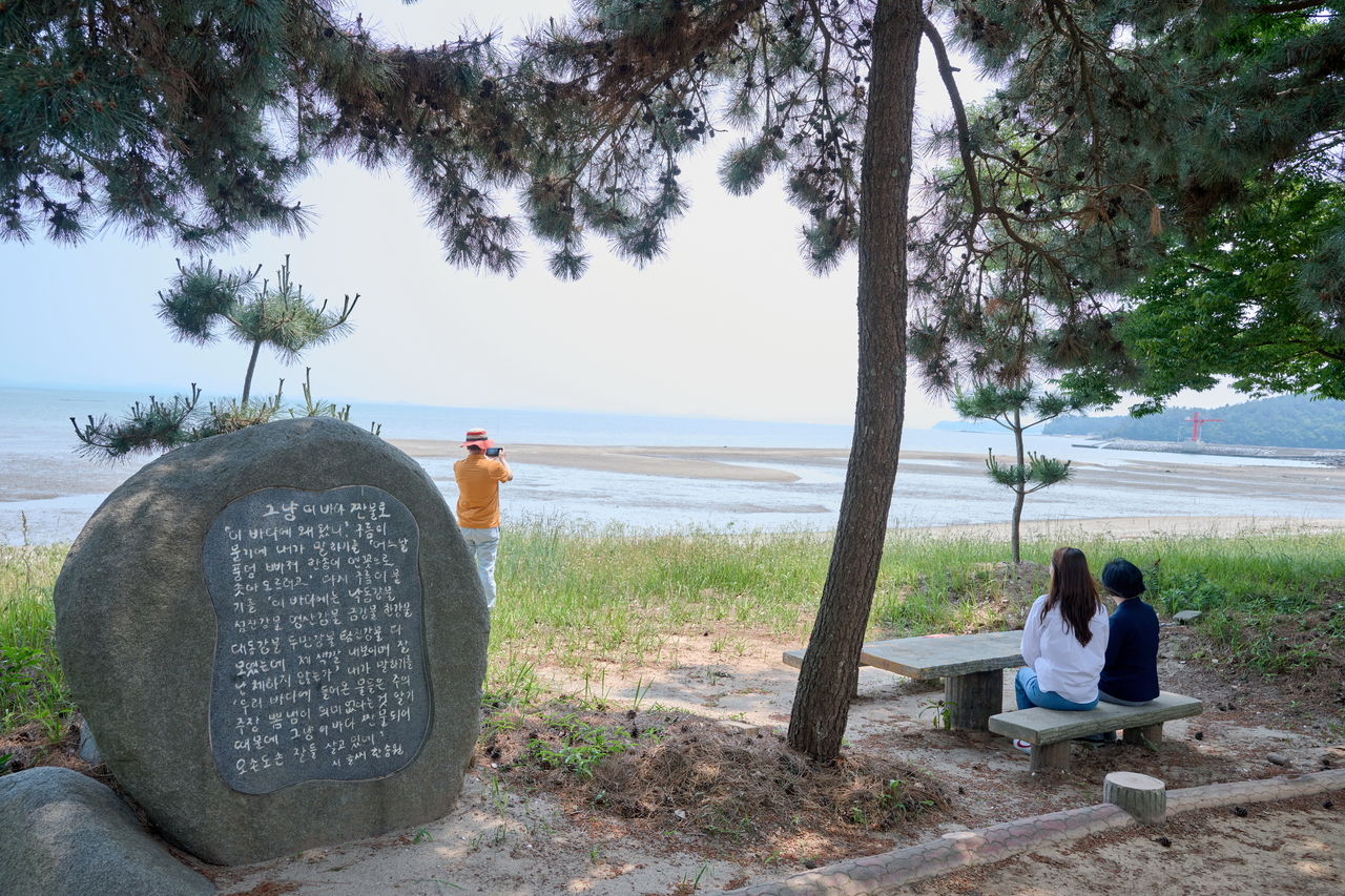 장흥 여닫이 해변. 한강의 아버지 한승원 이름을 딴 문학산책로에 애호가골드문 토토사이트 몰리고 있다.