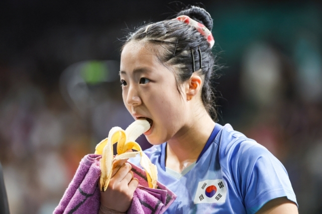 파리 올림픽 경기 도중 바나나를 먹는 모습이 화제가 된 탁구선수 신유빈 [연합]