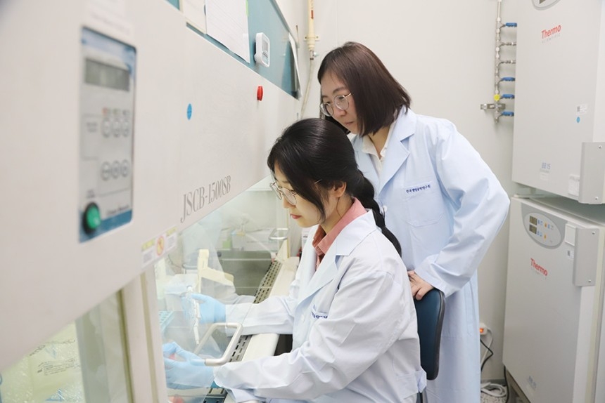 이미옥(오른쪽) 한국생명공학연구원 박사와 이영선 과학기술연합대학원대 학생이 토토사이트 순수익 관련 연구를 수행하고 있다.  [한국생명공학연구원 제공]