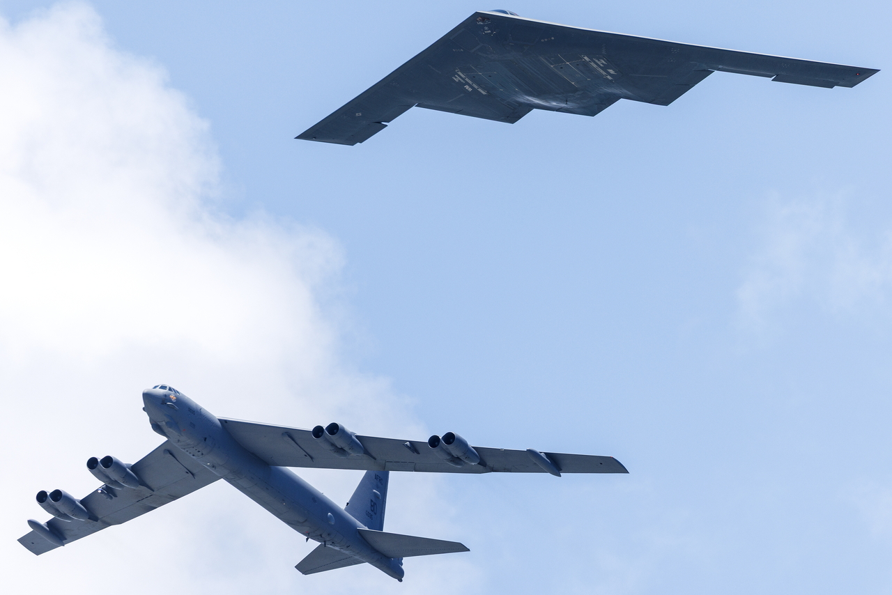 미 공군 전략폭격기 B-52와 B-2 폭격기가 미 플로리다주 해변의 현충일 주간 행사에 참여하고 있다. [EPA]