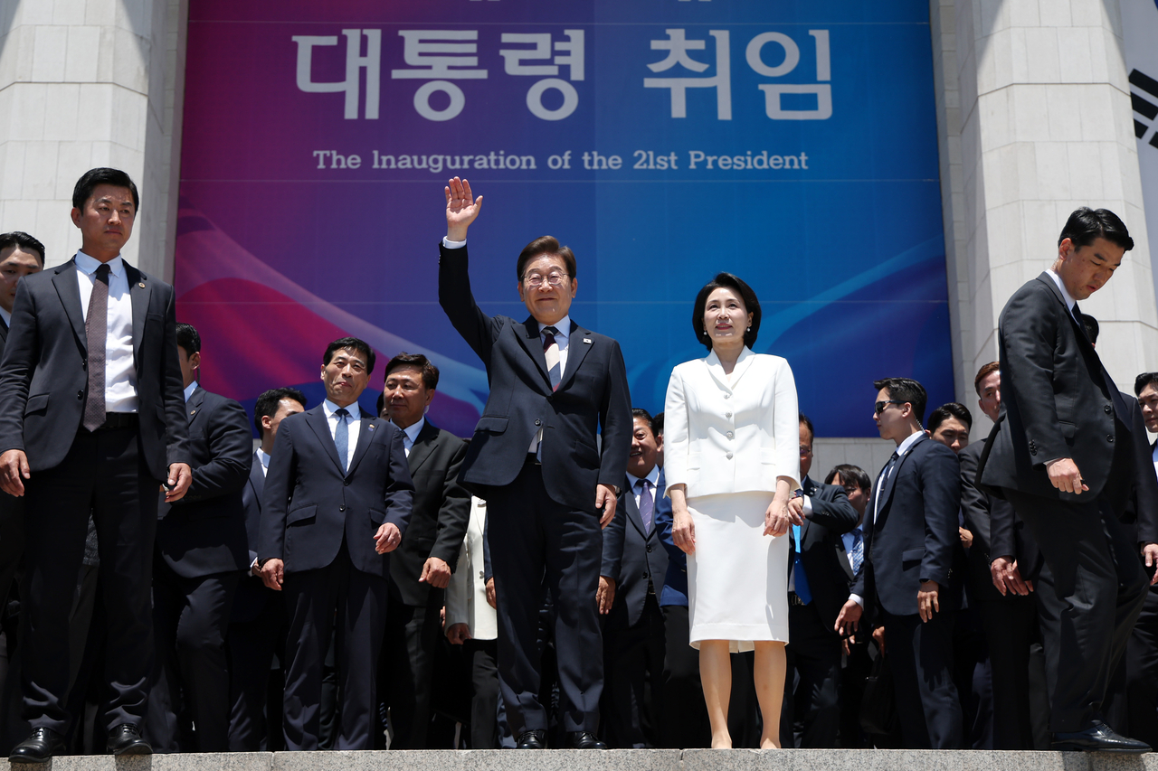 이재명 대통령 내외가 4일 오전 서울 여의도 국회 로텐더홀에서 취임 선서를 마치고 나와 잔디광장에 모인 시민들을 향해 인사하고 있다. 이상섭 기자