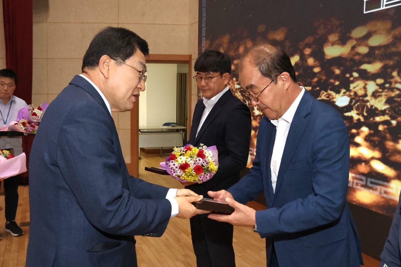 이상현 엑스포문화사업본부 본부장(오른쪽)이 주낙영 경주시장으로 부터 표창을 수상하고 있다.[경북문화관광공사 제공]
