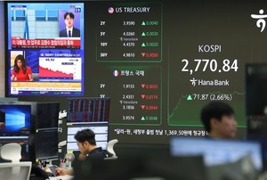 Seoul shares open higher on chip, heavy machinery gains