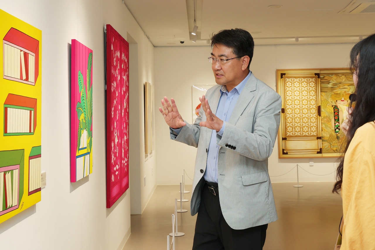 오승록 노원구청장이 불암산아트포레 브랜드토토에서 작품을 감상하는 모습. [노원구 제공]