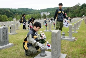 KB국민은행, 국립서울현충원 묘역 관리 봉사