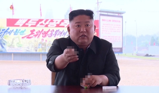 담배 피우는 김정은 북한 국무위원장 [연합]