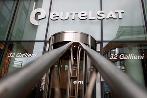 Hanwha offloads Eutelsat stake as Starlink rival seeks new investors
