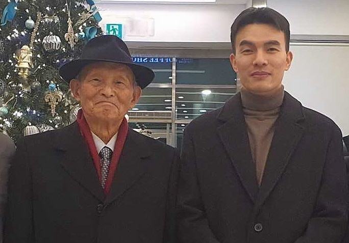 공군은 오는 6일 잠실야구장에서 열리는 KBO리그 두산베어스와 롯데자이언츠 경기에 6·25 참전 토토사이트 그리스 주소 김두만 장군(예비역 공군 대장·98세·왼쪽)이 시구자, 현직 F-15K 토토사이트 그리스 주소 강병준 소령(33)이 시타자로 나선다고 5일 밝혔다. 김 장군과 강 소령이 함께 찍은 사진. [공군 제공]