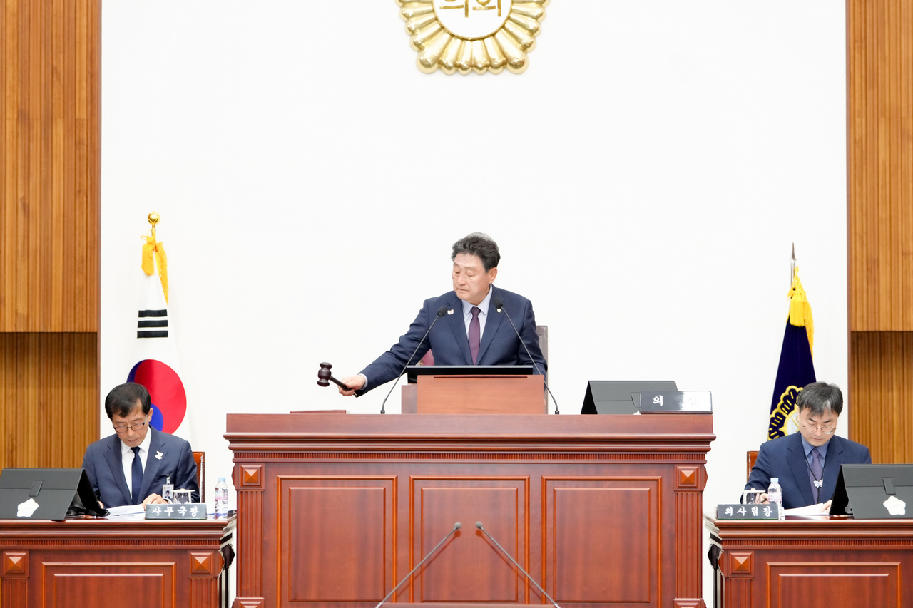 이동협 경주시의회의장이 정례회 제1차 본회의를 개회하고 있다.[경주시의회 제공]