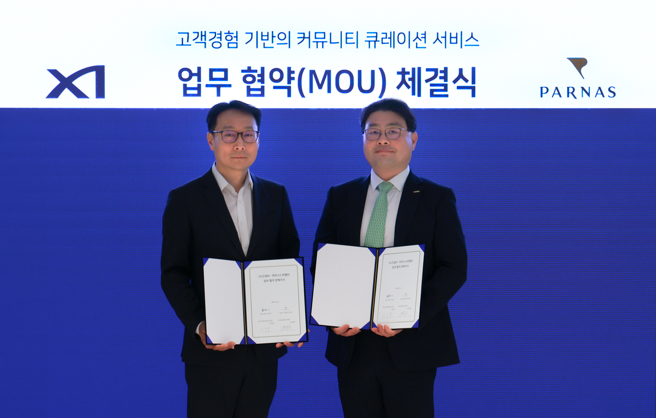 이용구(왼쪽) GS건설 건축주택설계부문장과 김태형 파르나스웹툰사이트 토토사이트 미래사업부문장이 업무 협약을 체결하고 기념사진 촬영하고 있다. [GS건설 제공]