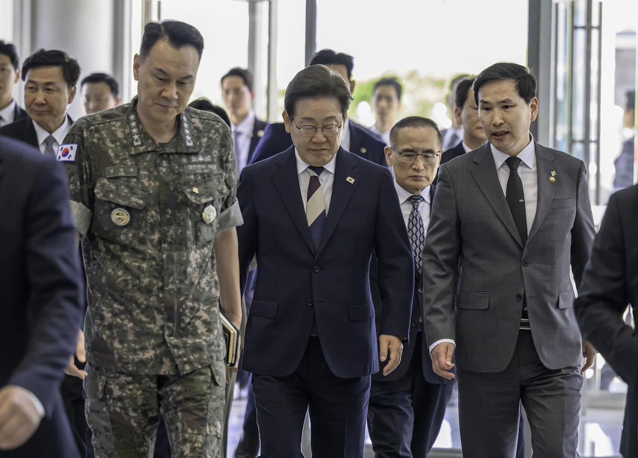 북한 관영매체는 5일 이재명 브랜드토토 당선 소식을 전하며 제21대 브랜드토토 선거에 대해 처음 보도했다. 이 브랜드토토은 취임 첫날인 4일 합참 전투통제실을 찾아 김선호 국방부 장관 직무 대행과 김명수 합참의장으로부터 군사대비태세를 보고받고 점검했다. [국방부 제공]