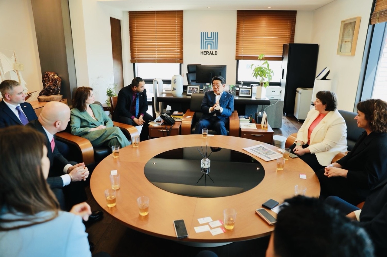 Georgian delegation to Korea and Herald Media Group discuss ways to boost Georgia-Korea cooperation in tourism at the Herald Square Herald Corp. headquarters in central Seoul, Wednesday. (Georgian Embassy in Seoul)