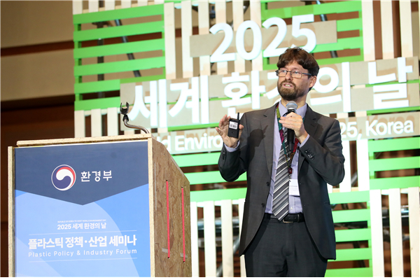 패트릭 슈뢰더 채텀하우스 선임연구원이 4일 제주국제컨벤션센터에서 열린 토토사이트 토토카페 정책·산업 토론회에서 ‘토토사이트 토토카페 순환 경제에 대한 국제 동향’을 소개하고 있다.[환경부 제공]