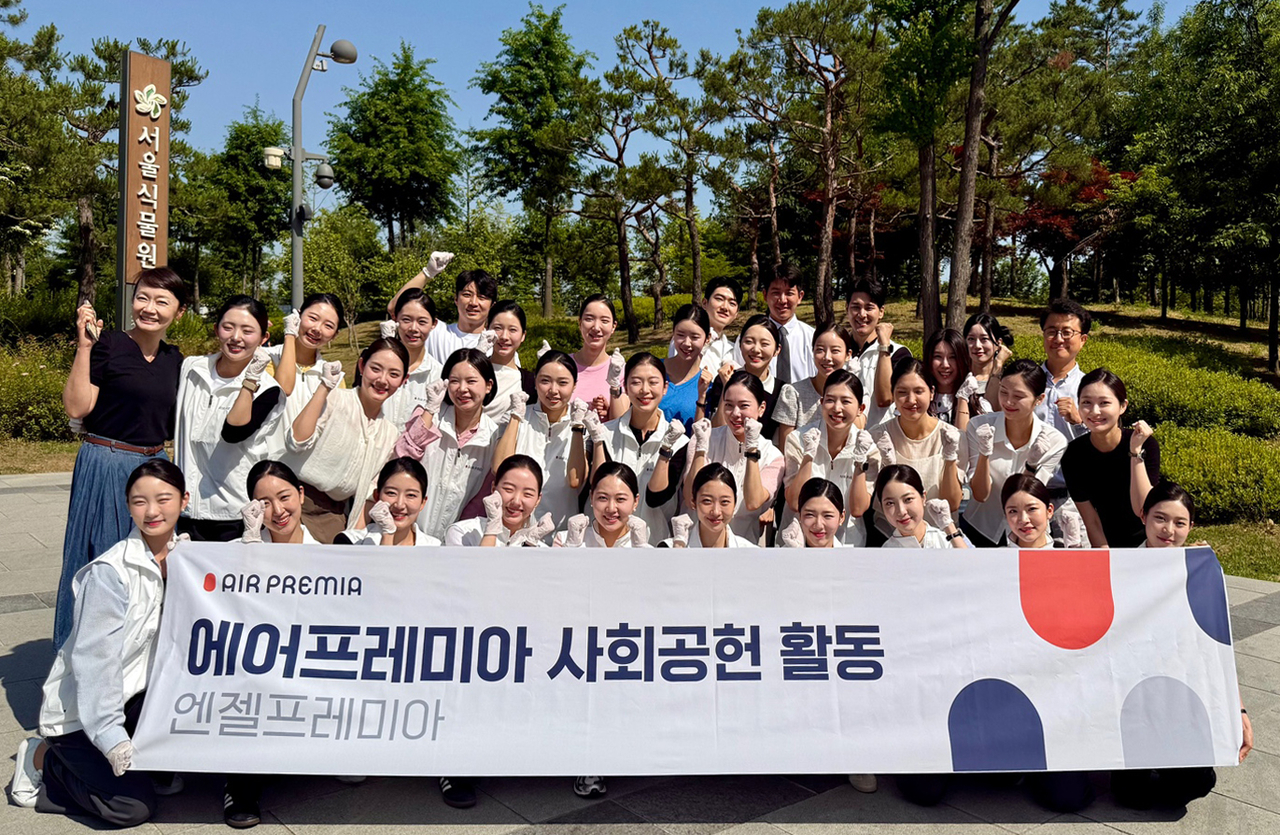 토토사이트 들어가는법에 참여한 에어프레미아 승무원들이 기념 촬영을 하고 있다. [에어프레미아 제공]