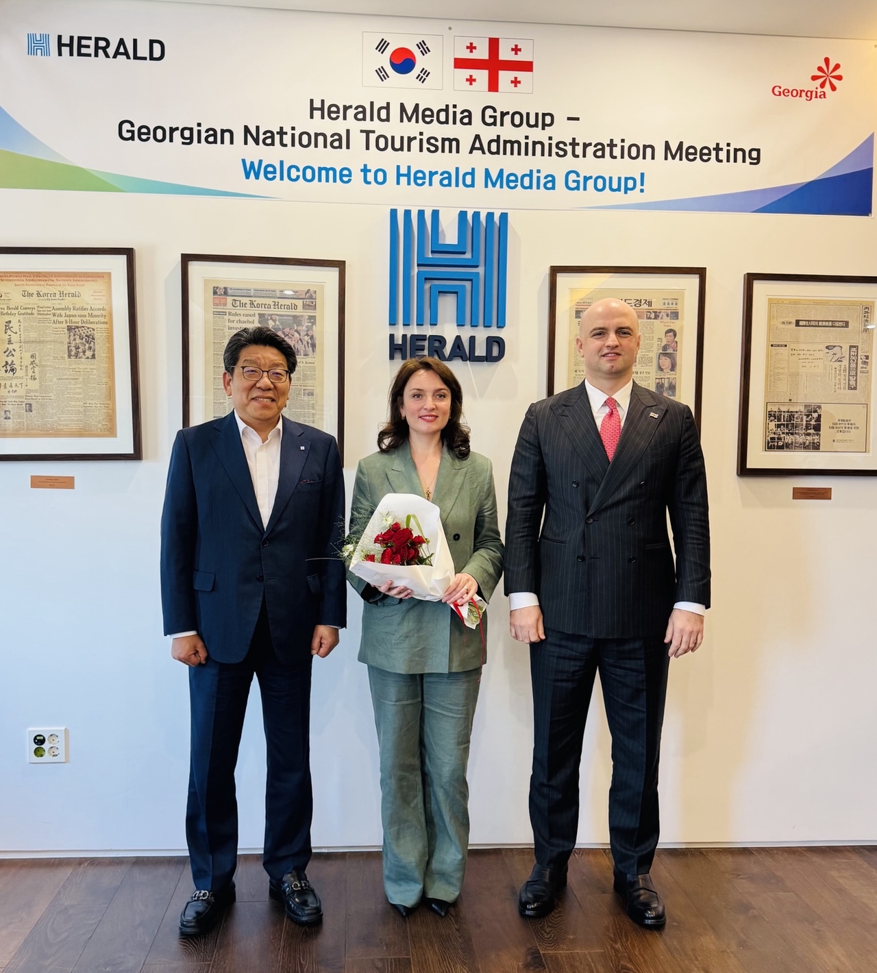 Maia Omiadze (center), head of the Georgian National Tourism Administration, Herald Media Group CEO Choi Jin-young (left) and Georgian Ambassador to Korea Tarash Papaskua pose for a group photo at the Herald Square Herald Corp. headquarters in central Seoul, Wednesday. (Sanjay Kumar/The Korea Herald)