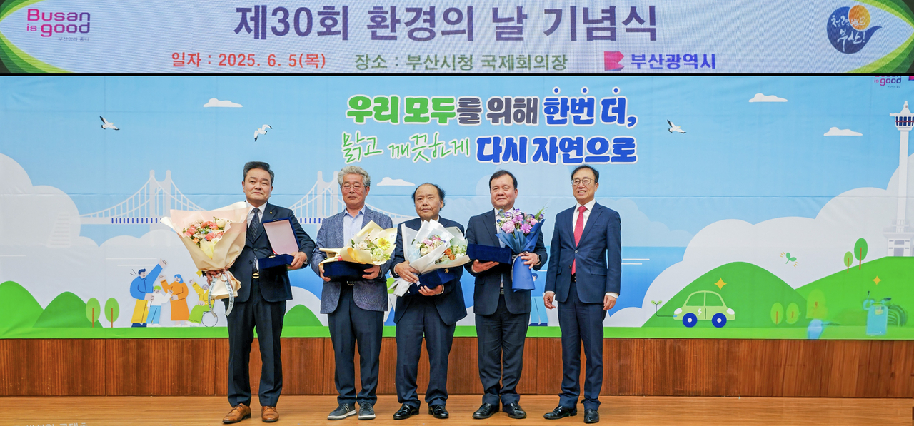 이재필 기보 이사(오른쪽에서 두번째)가 엘클라시코 토토사이트 녹색기업 부문 본상을 수상 후 기념촬영을 하고 있다. [기술보증기금 제공]