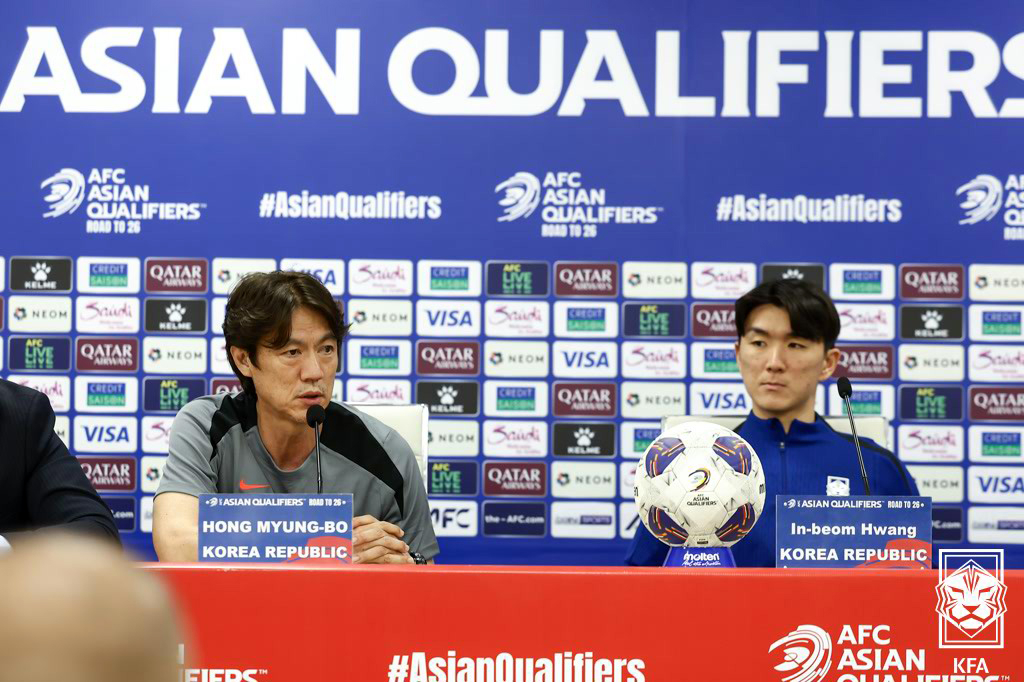 South Korea head coach Hong Myung-bo (left) and midfielder Hwang In-beom attend a press conference ahead of a World Cup qualifying match against Iraq at Basra International Stadium in Basra, Iraq, on Wednesday. (Korea Football Association)