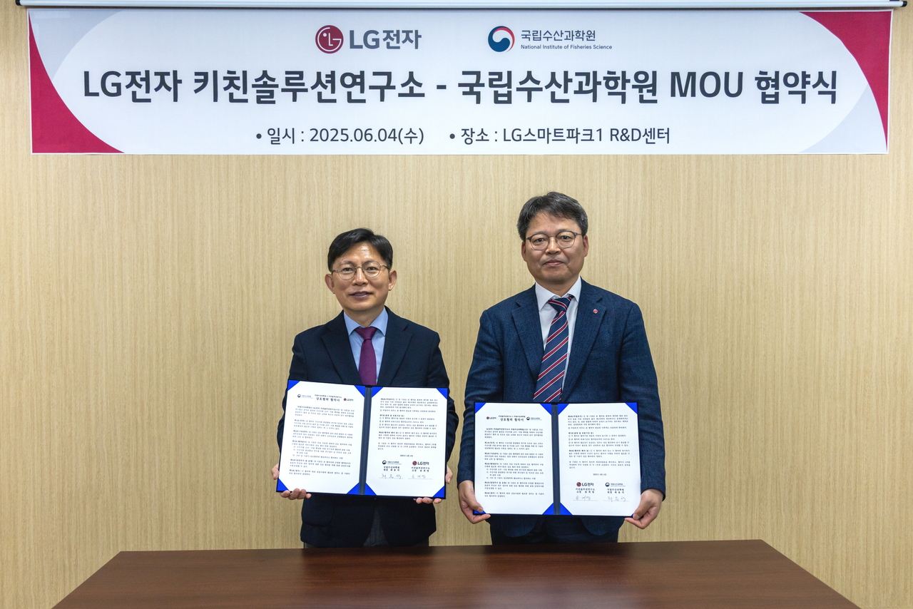 최용석 국립무신사 토토사이트과학원 원장(사진 왼쪽)과 송계영 LG전자 키친솔루션연구소 소장(사진 오른쪽)이 지난 4일 업무협약 후 기념 촬영을 하고 있다. [국립무신사 토토사이트과학원 제공]