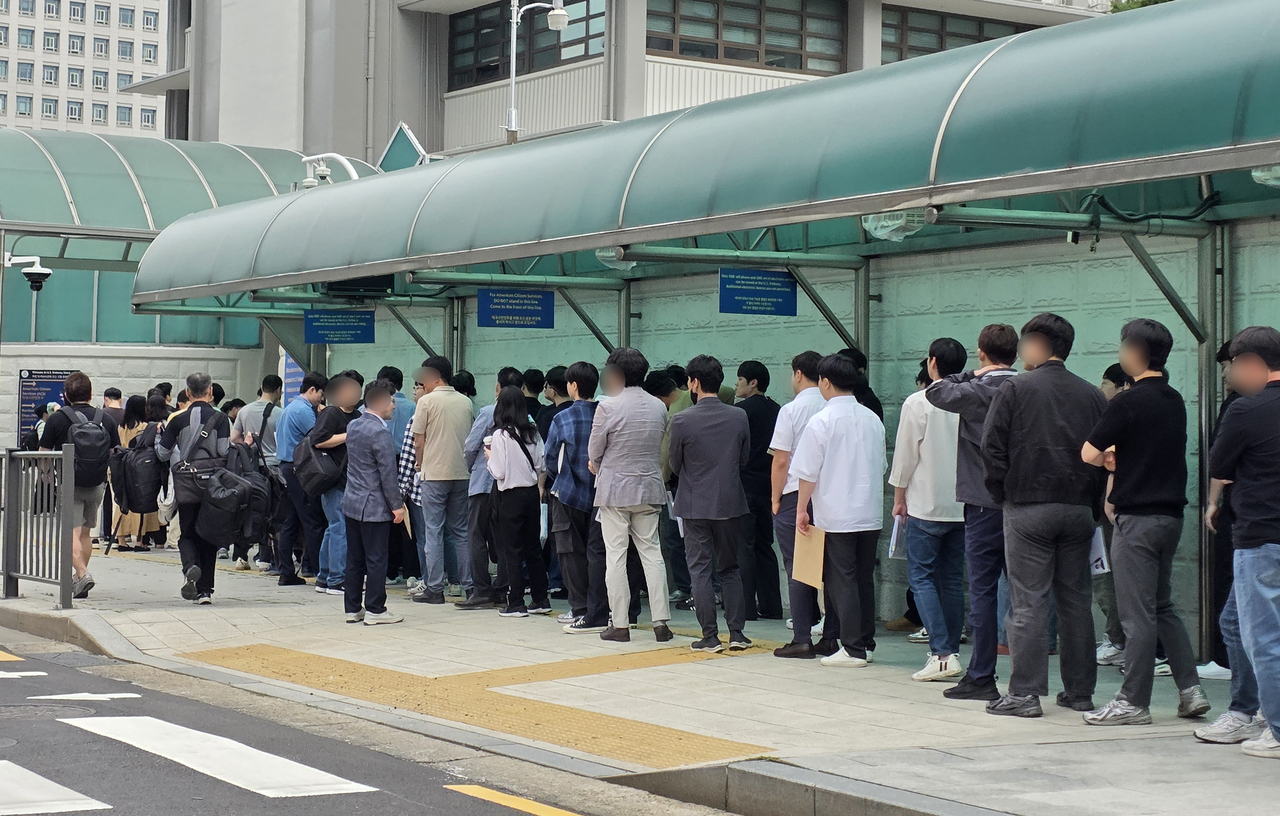 지난달 23일 서울 종로구 주한 미국대사관 앞에서 미국 토토사이트 토토카페를 발급받으려는 사람들이 줄을 서 있다. [연합]
