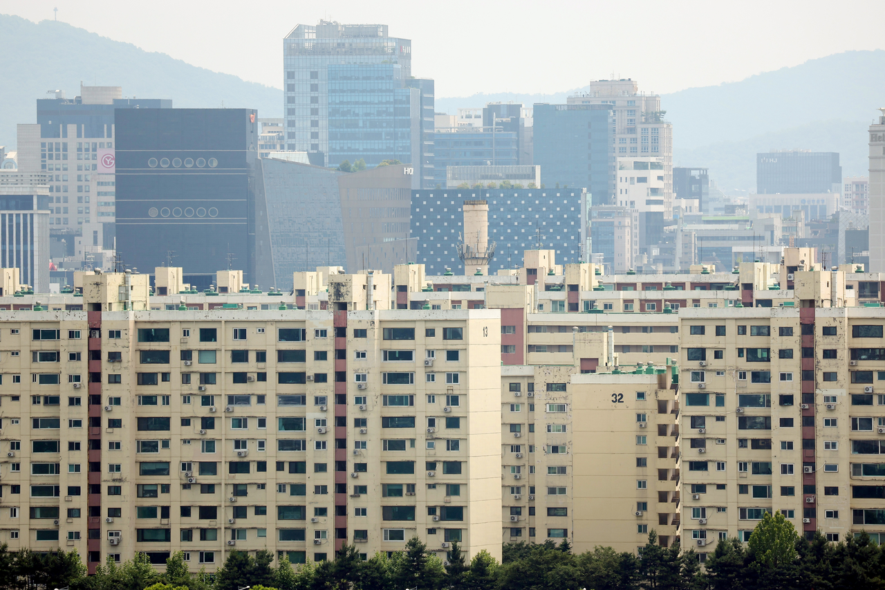 사진은 26일 서울 성동구 달맞이공원에서 바라본 강남구 압구정동 아파트의 모습. [연합]